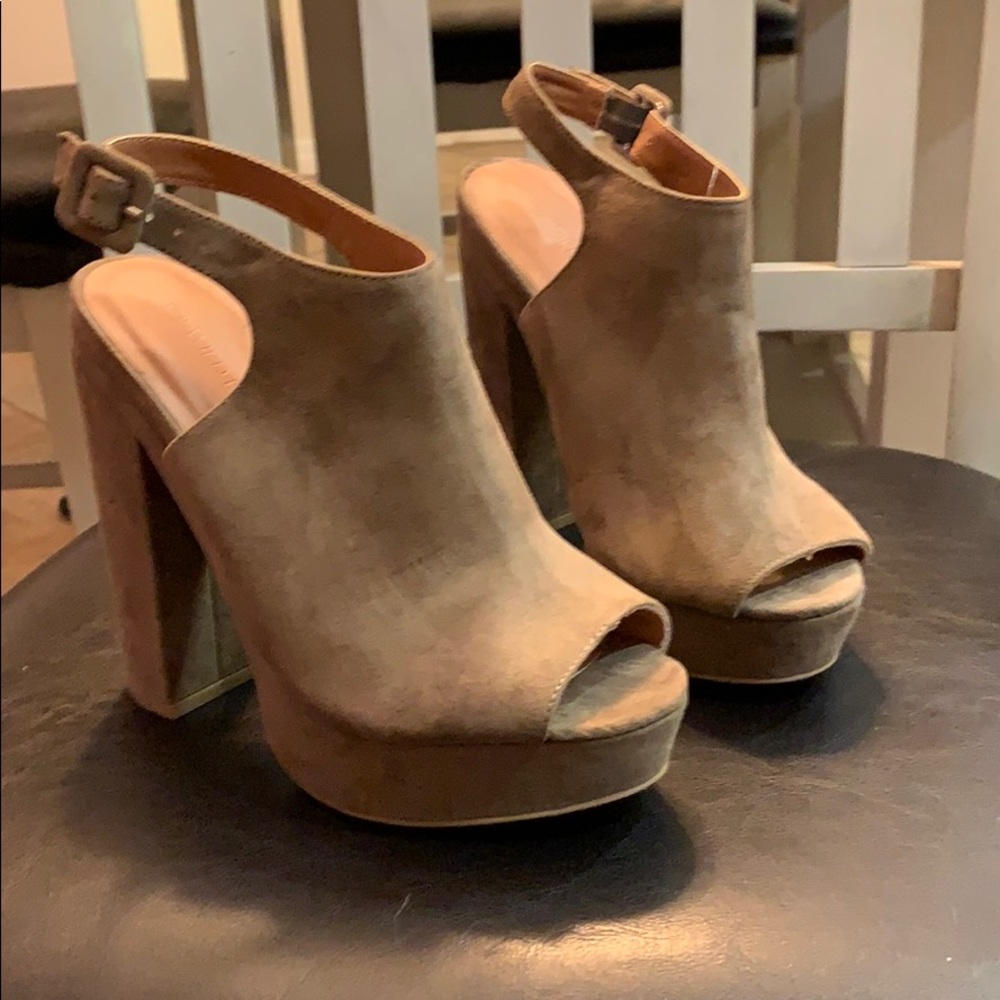 Tan colored heels/ sandals